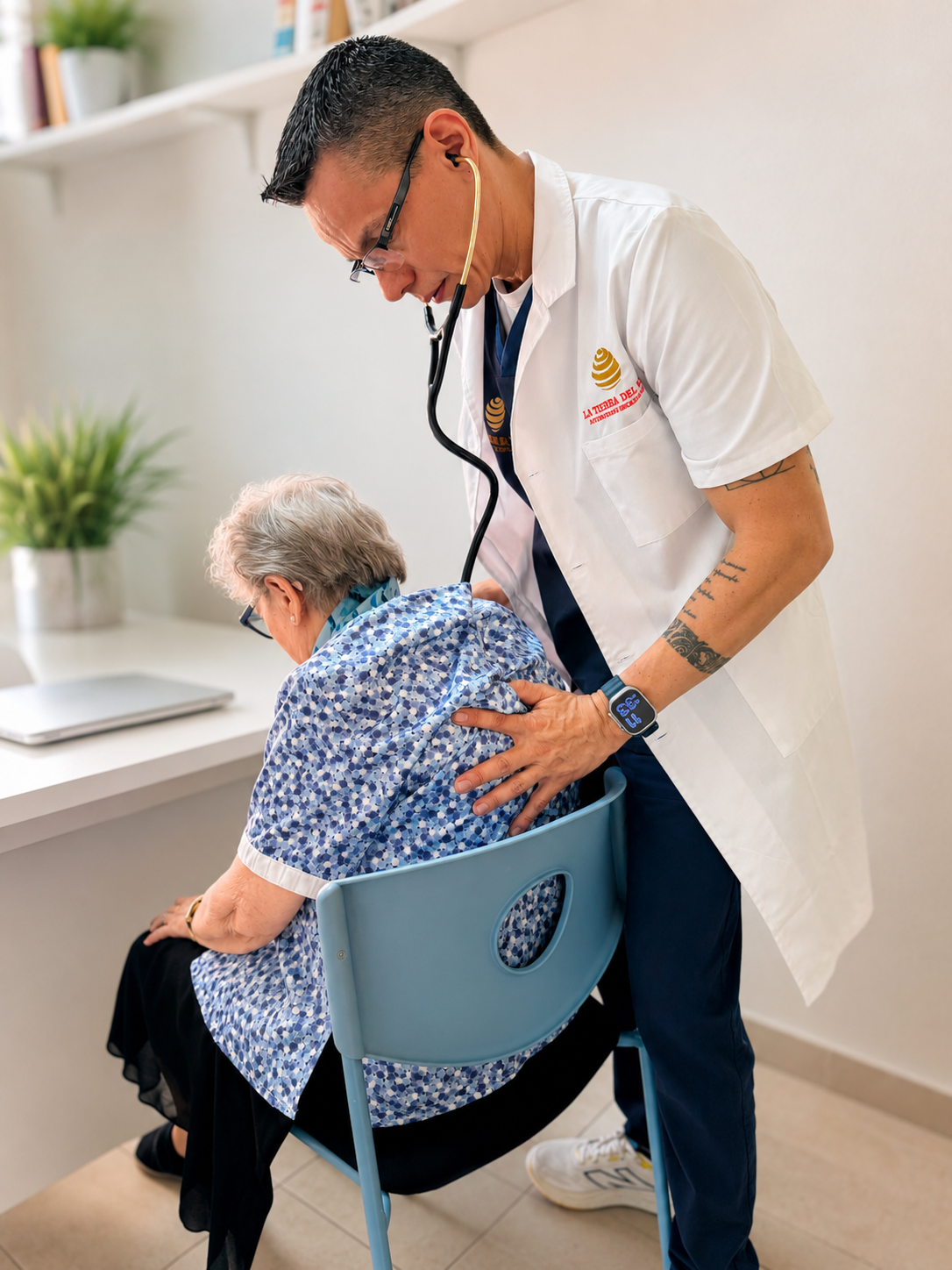 Dirección médica atendiendo a un residente en Vereda del Sol