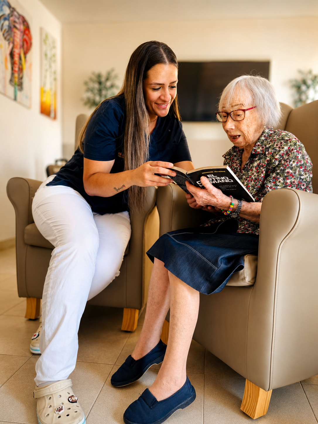 Actividad de lectura y estimulación cognitiva con una residente